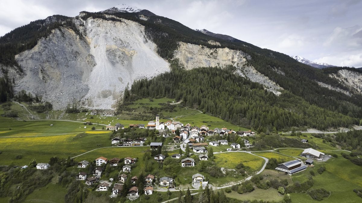 Konec jedné švýcarské pohádky. Všichni obyvatelé museli opustit malebnou horskou vesničku, možná navždy